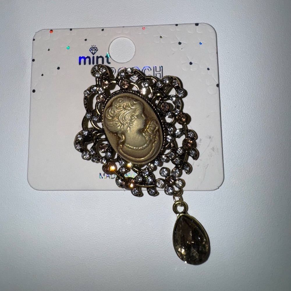 New MINT Cameo brooch with dangle- browns